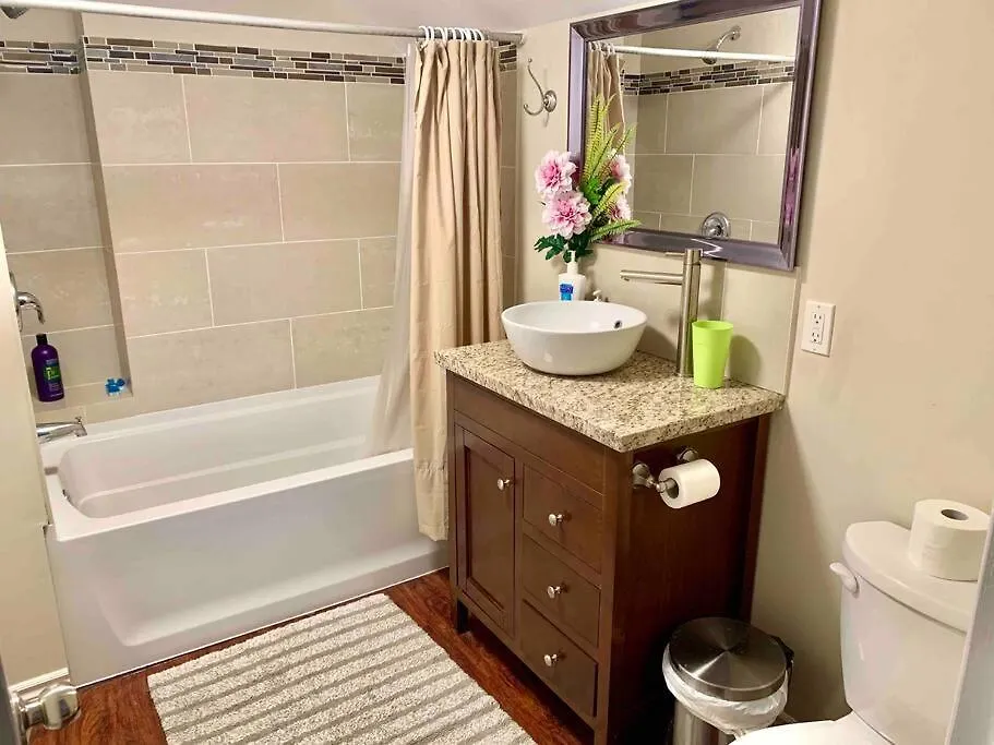 Holiday home New & Cozy Niagara Getaway. 7 Mins From The Falls