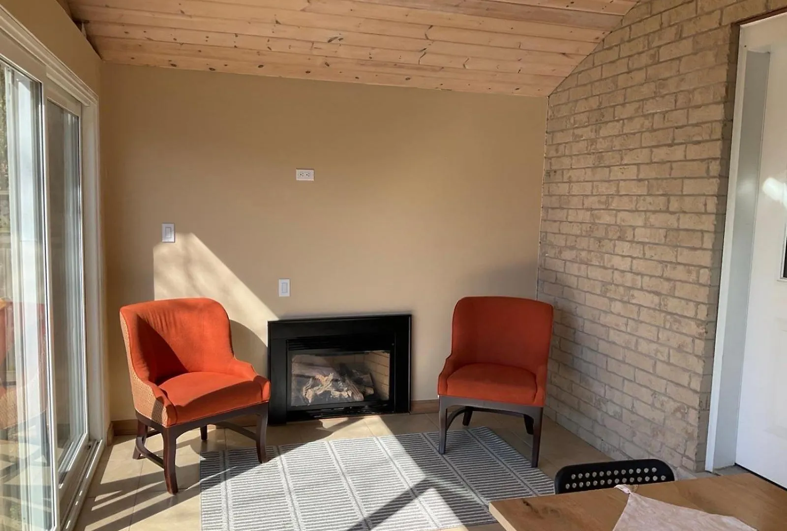 New & Cozy Niagara Getaway. 7 Mins From The Falls contacts