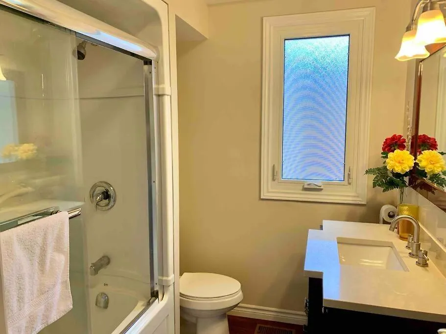 New & Cozy Niagara Getaway. 7 Mins From The Falls Holiday home