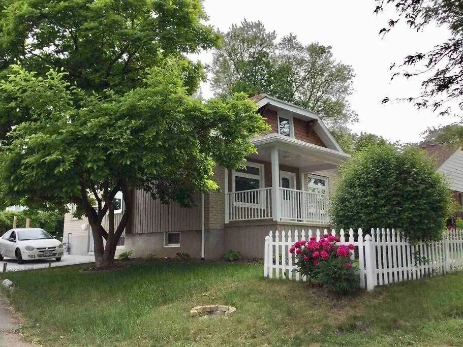 Holiday home New & Cozy Niagara Getaway. 7 Mins From The Falls